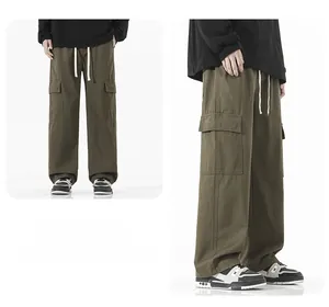 Détails du pantalon cargo vert armée avec poches latérales à rabat et cordon de serrage