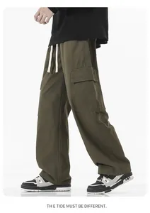Vue détaillée du pantalon cargo vert armée avec grandes poches latérales et cordon de serrage