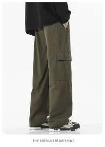 Vue détaillée du pantalon cargo vert olive avec poches à rabat et coupe large