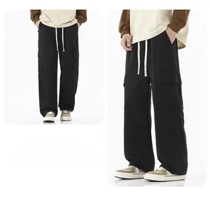 Détails du pantalon cargo noir avec cordons blancs et grandes poches à rabat