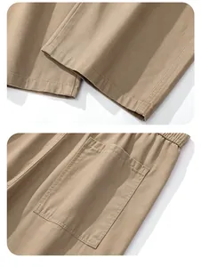 Gros plan sur les doubles coutures et la poche cargo du pantalon en coton kaki
