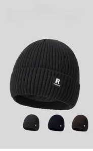 Detailed close-up of ribbed knit beanie featuring R-Fashion label and warm fleece lining