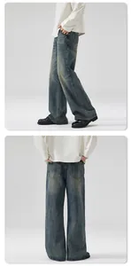 Détails de l'arrière et du côté d'un jean bleu délavé ample avec coupe jambe large