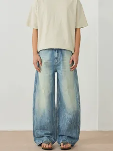 Jean large bleu clair délavé avec motifs éclair, détails usés et coupe baggy décontractée