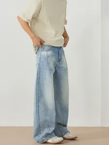 Jean vintage bleu clair pour homme avec coupe large et tissu en denim lourd délavé