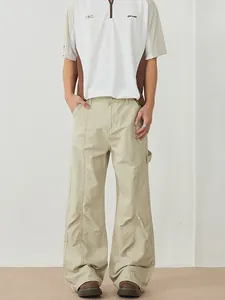 Set workwear vintage da uomo con camicia beige a maniche corte e pantaloni cargo cachi