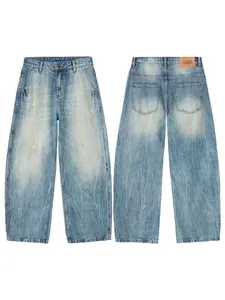 Jean baggy bleu clair avec délavage éclair, détails usés et déchirures tendance