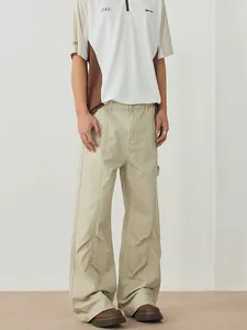Set uomo con pantaloni cargo larghi e polo a contrasto in tonalità beige e marrone