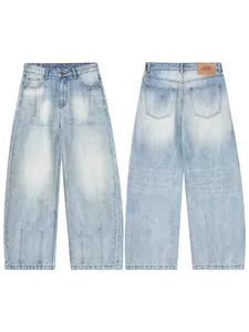 Jean ample bleu clair délavé vintage avec coutures avant et écusson en cuir