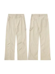 Pantaloni cargo svasati uomo beige con design decostruito e tasche utility laterali