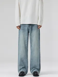 Jean droit bleu clair avec délavage vintage et moustaches sur un mannequin homme