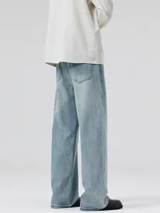 Jean bleu clair pour homme, coupe droite décontractée et style délavé vintage rétro