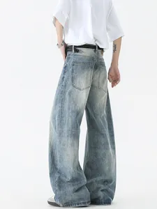 Jean vintage bleu clair pour homme avec coupe large et texture en denim délavé