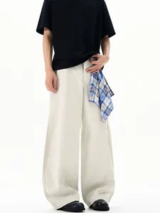 Pantalon large gris riz Paris pour homme avec foulard à carreaux bleu au design épuré