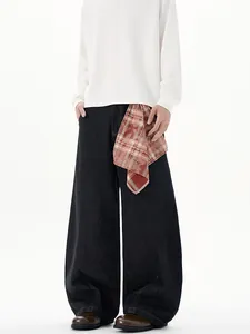 Jean baggy noir à jambes larges avec bandana amovible et coupe minimaliste moderne