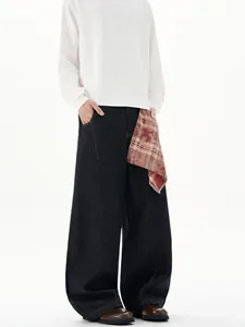 Jean oversize bleu foncé pour hommes avec un détail de tissu décoratif à carreaux rouges