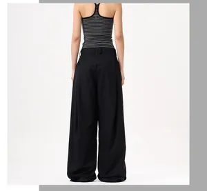 Vista posteriore dei pantaloni neri a gamba larga a vita alta con drappeggio elegante e linea A