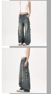 Vue détaillée du denim délavé vintage avec des déchirures et une texture usée