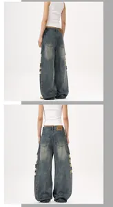 Détail de jean oversize avec déchirures à franges et texture denim bleu délavé vintage