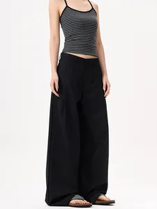 Pantaloni neri a vita alta da donna a gamba larga con pieghe e tessuto fluido drappeggiato