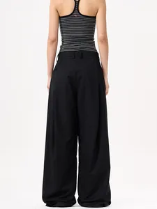 Pantaloni neri a gamba larga minimalisti con drappeggio elegante e taglio svasato ampio