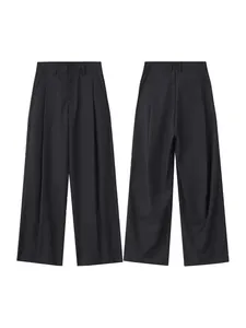 Vista anteriore e posteriore dei pantaloni neri a gamba larga con eleganti pieghe