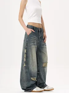 Jean large délavé vintage bleu avec détails déchirés et coupe banane incurvée stylée