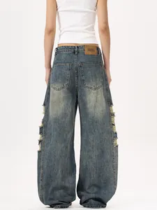 Vue arrière du jean baggy bleu vintage avec découpes latérales usées et franges