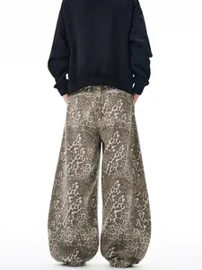Jean léopard homme style streetwear américain avec coupe large et silhouette décontractée