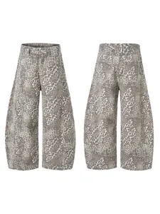 Vue avant et arrière du jean large oversize à imprimé léopard style urbain américain homme
