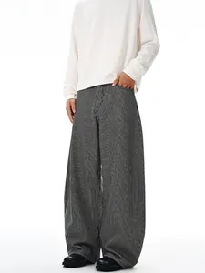 Pantalon large à rayures noir et blanc pour homme avec une coupe fluide élégante