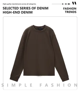 Détail du col rond côtelé et de la texture douce de ce t-shirt marron à manches longues