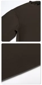 Vue macro d'un tee-shirt en maille marron foncé montrant les coutures et le col
