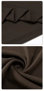 Gros plan du tissu en maille marron foncé avec couture de précision à double aiguille