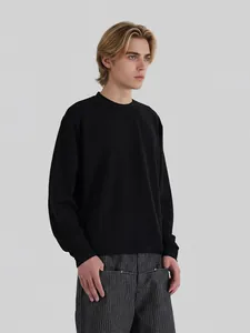T-shirt noir à manches longues pour homme coupe boxy avec épaules tombantes et col rond