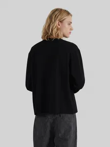 Haut à manches longues noir pour hommes de style boxy minimaliste avec col rond classique