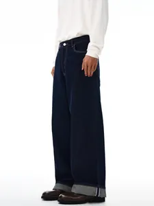 Dunkelblaue Herren-Jeans mit weitem Bein, roter Webkante und gerader Passform