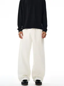 Minimalistische weiße Herren-Freizeithose mit weitem Bein und lockerer Cleanfit-Passform