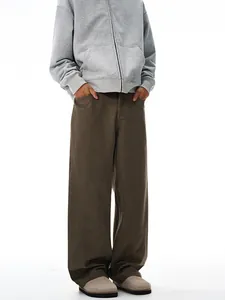 Minimalistische dunkelbraune Herrenhose mit geschwungenen Nähten im Cleanfit-Stil