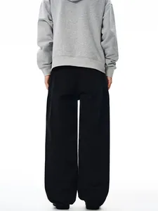 Minimalistische schwarze weite Freizeithose für Herren mit bogenförmigen Nähten