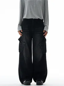 Jean cargo noir délavé pour homme avec larges poches latérales et style urbain vibe