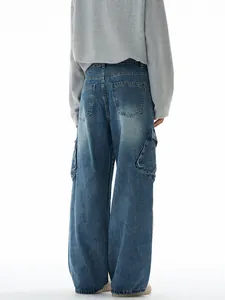 Jean cargo homme bleu foncé à jambes larges avec grandes poches et délavage vintage
