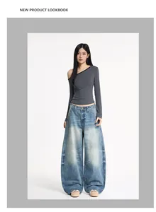 Photo de lookbook d'un haut à rayures dénudé et d'un jean large délavé de style baggy