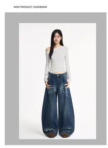 Detail der dunkelblauen Baggy-Jeans mit Vintage-Waschung und weitem Beinschnitt-Stil