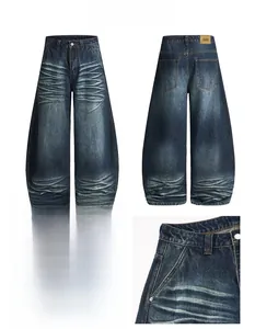 Detailansicht der Retro-Baggy-Jeans mit Cat-Whisker-Waschung und Metallschließe im Detail