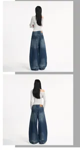 Detail der vintage-gewaschenen dunkelblauen Baggy-Jeans mit Whiskers und Lederpatch