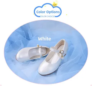 Détail de chaussures Mary Jane blanches pour filles avec perle et finition vernie