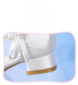 Detail of 2.5cm heel and pearl bow on white synthetic leather Mary Jane girl shoes