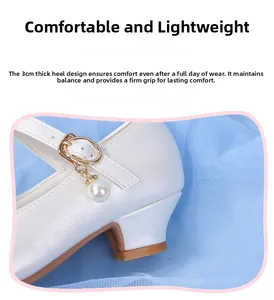 Détail de chaussures Mary Jane blanches pour filles avec talon de 3 cm et perle décorative