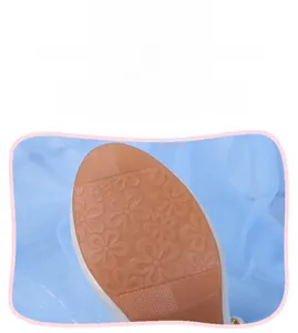 Détail de la semelle antidérapante à motifs floraux et chaîne dorée sur chaussure fille